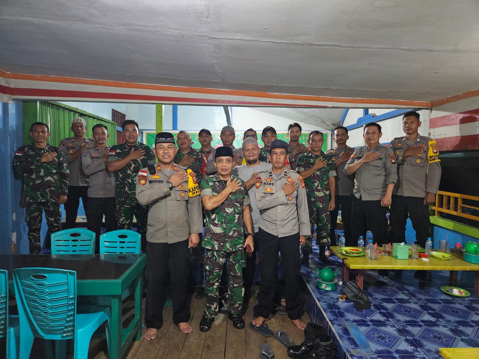 Buka puasa bersama antara anggota Koramil 1204-08/Meliau dan Polsek Meliau, pada Jumat, 28 Maret 2025, di Rumah Makan Azima, Desa Meliau Hilir