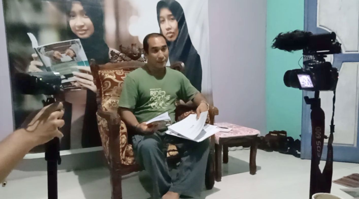 Tomi, S.Pd.,M.E., Penulis sejarah Sanggau, saat diwawancarai salah satu media nasional