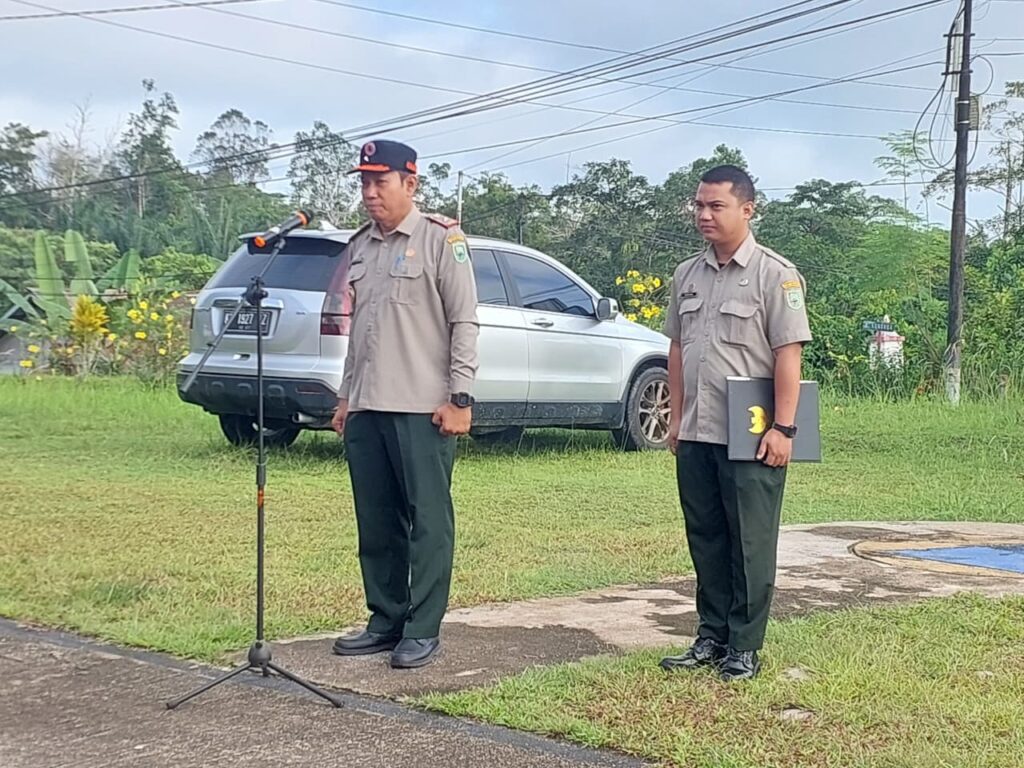 Kepala Pelaksana (Kalaksa) BPBD Kabupaten Sanggau, Didit Richardi, memimpin apel gabungan pada Senin, 25 Mei 2026, di halaman kantor BPBD Kabupaten Sanggau.